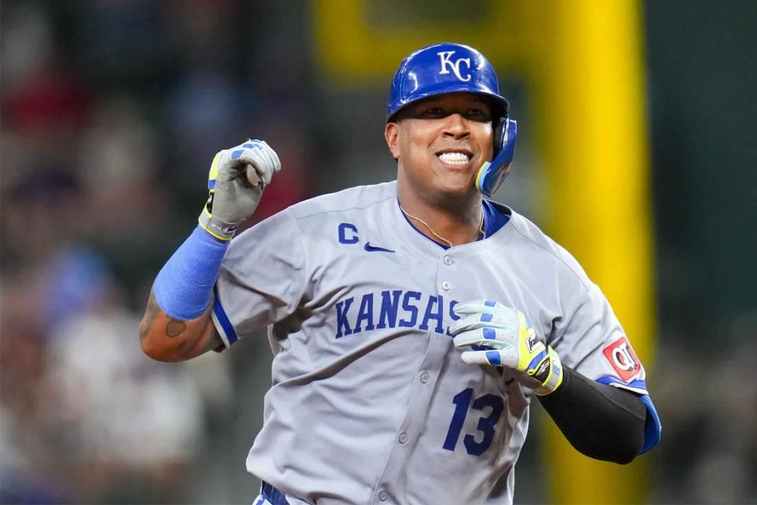 ¡Histórico! Salvador Pérez iguala a Iván Rodríguez como el receptor latino con más jonrones en la MLB