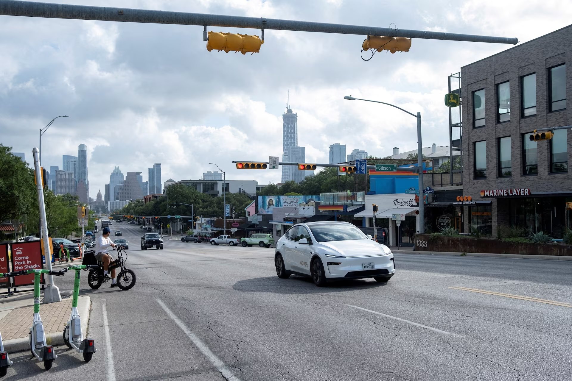Tesla lanza robotaxis sin supervisión en Austin