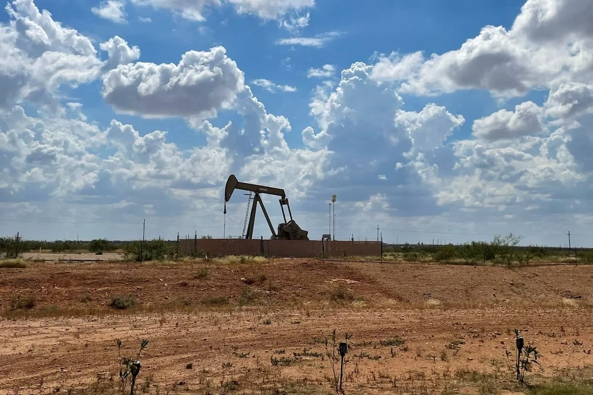 El petróleo cae mientras los inversores esperan claridad tras la suspensión de los ataques entre Irán e Israel