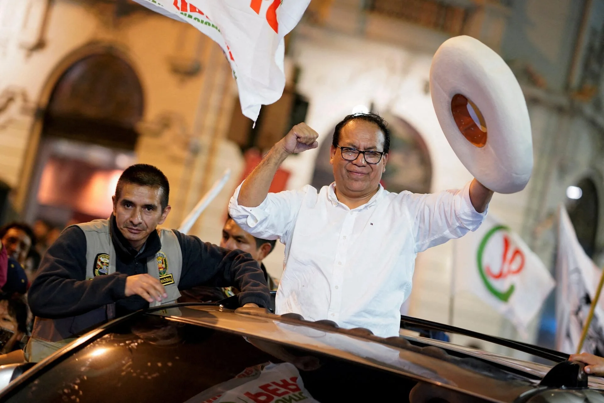 El izquierdista Sánchez toma la delantera en las polarizadas elecciones peruanas