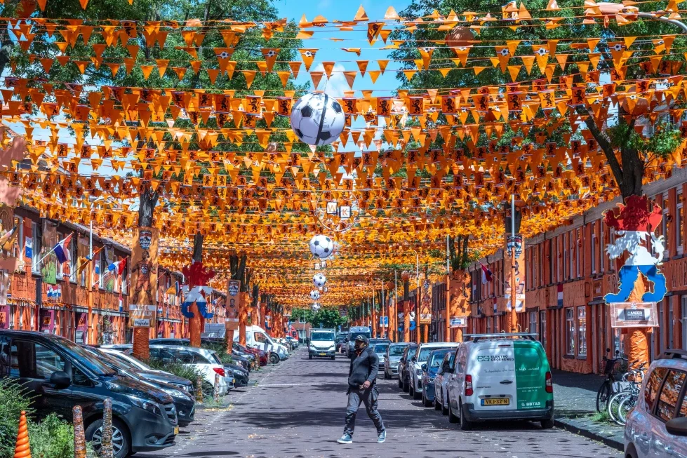 Una calle de La Haya se tiñe de naranja mientras hinchas neerlandeses celebran el Mundial