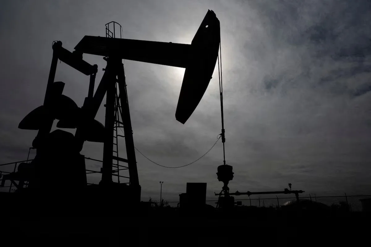 El petróleo cae cerca de un 4% a mínimos de tres meses mientras el mercado sopesa el acuerdo con Irán