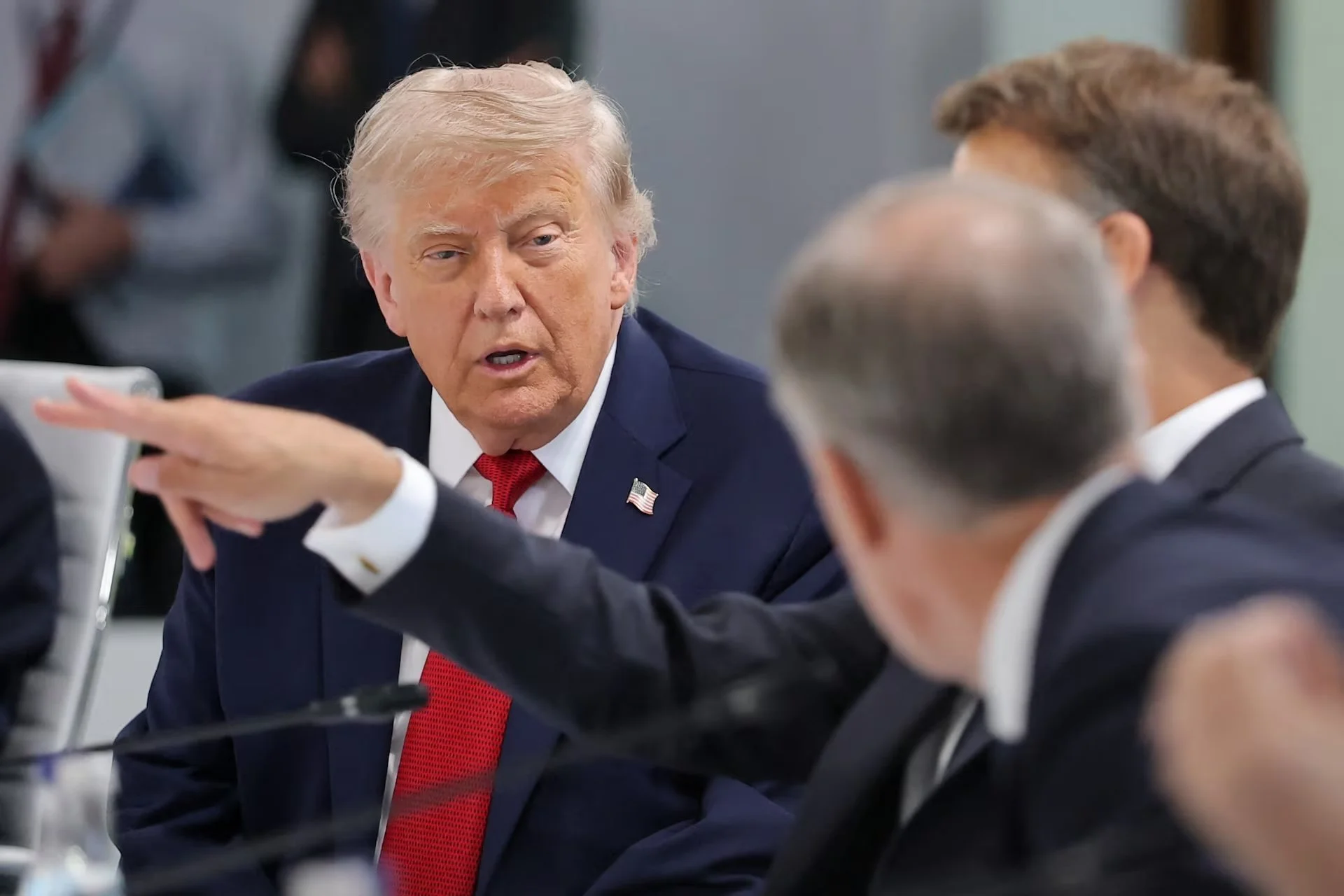 Los presidentes de EE. UU. e Irán firman un acuerdo de alto el fuego, pero Trump advierte que podría reanudar los ataques