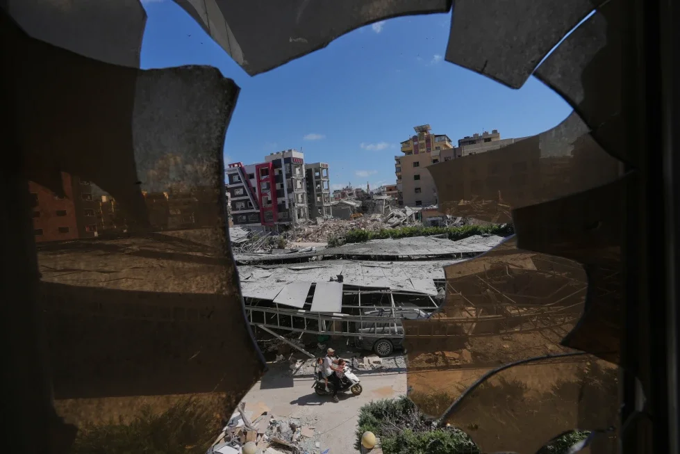 Israel ataca sur de Líbano en medio de intensos combates mientras se aplaza el diálogo EEUU-Irán