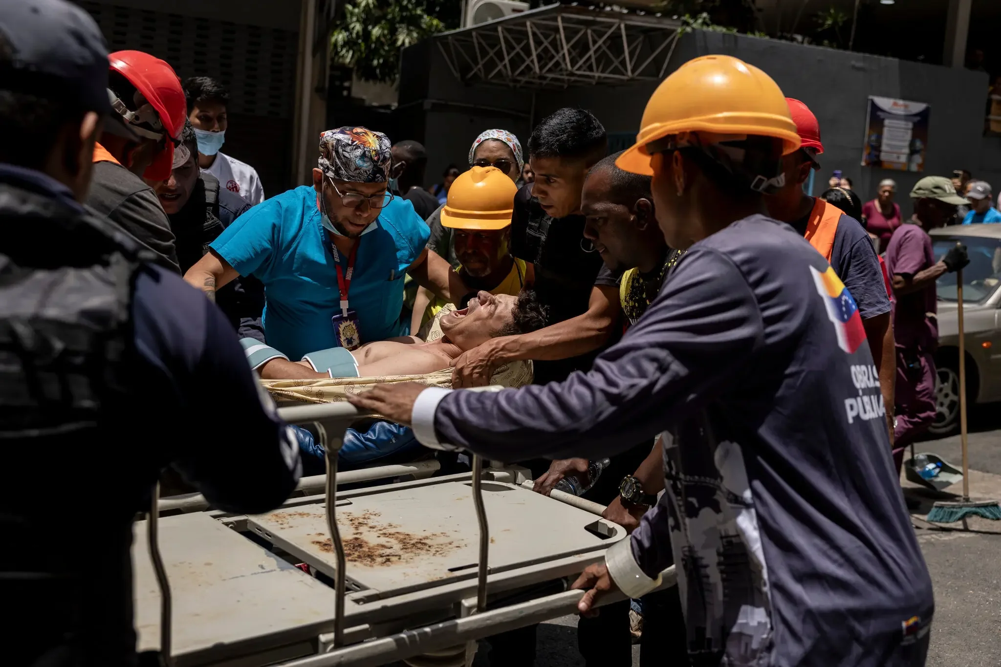 En Venezuela, rescatistas y vecinos se esfuerzan por salvar a los sobrevivientes de los terremotos