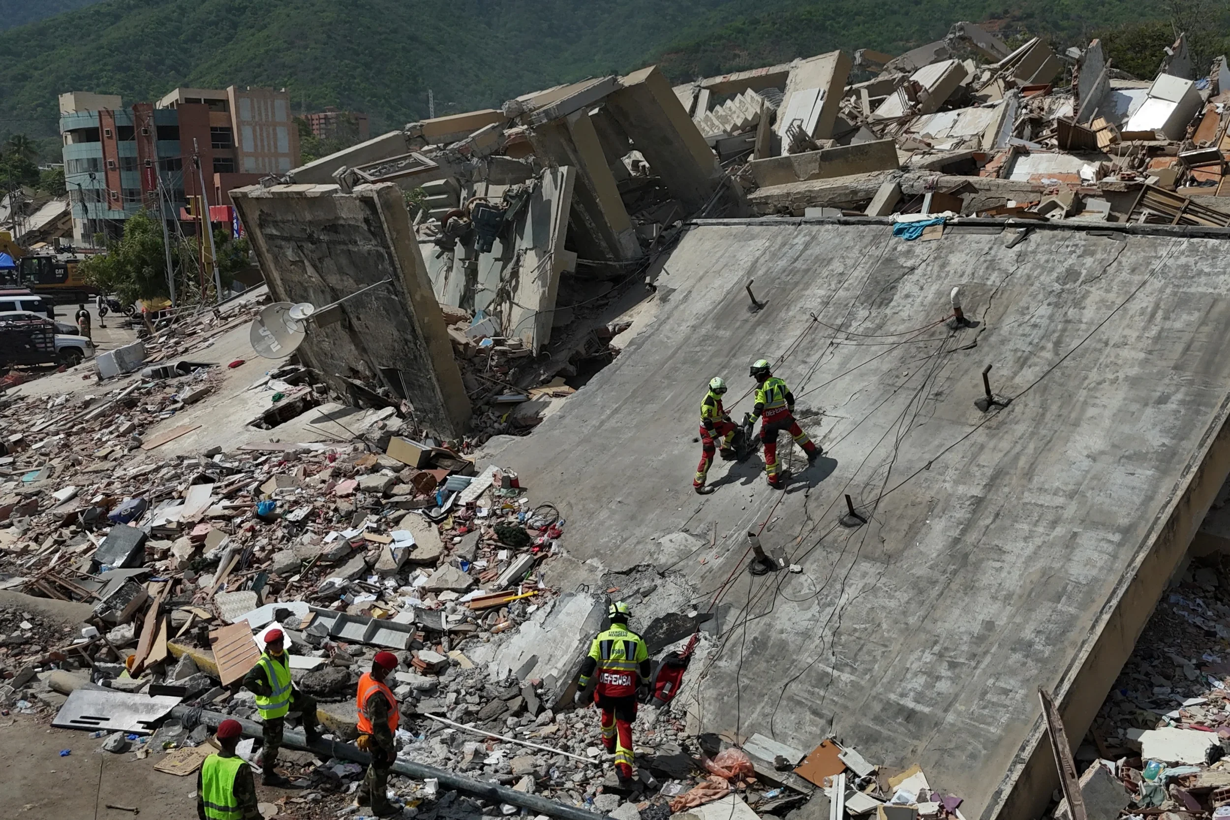 Desde los escombros en Venezuela, una inesperada historia de supervivencia tras días de tragedia