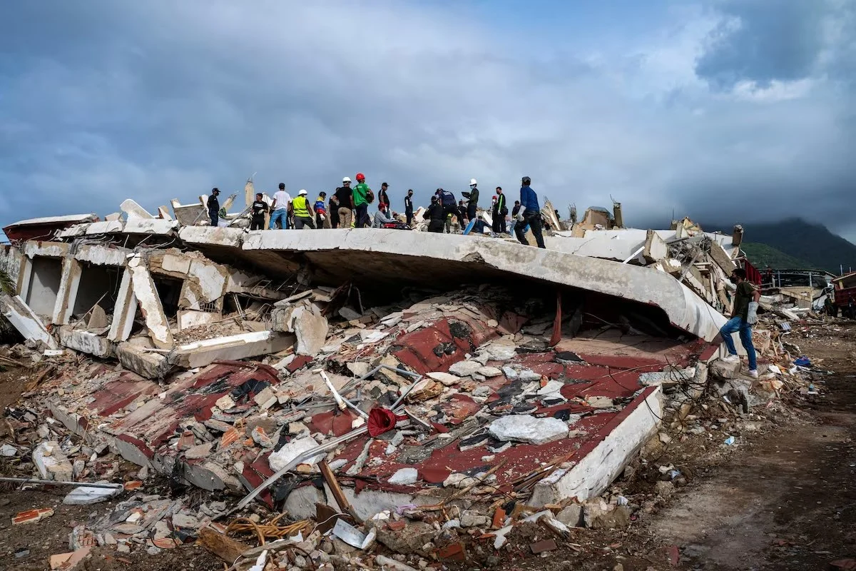 Tras los terremotos en Venezuela, los ciudadanos lideran las labores de rescate en medio de acusaciones de robo por parte de los militares