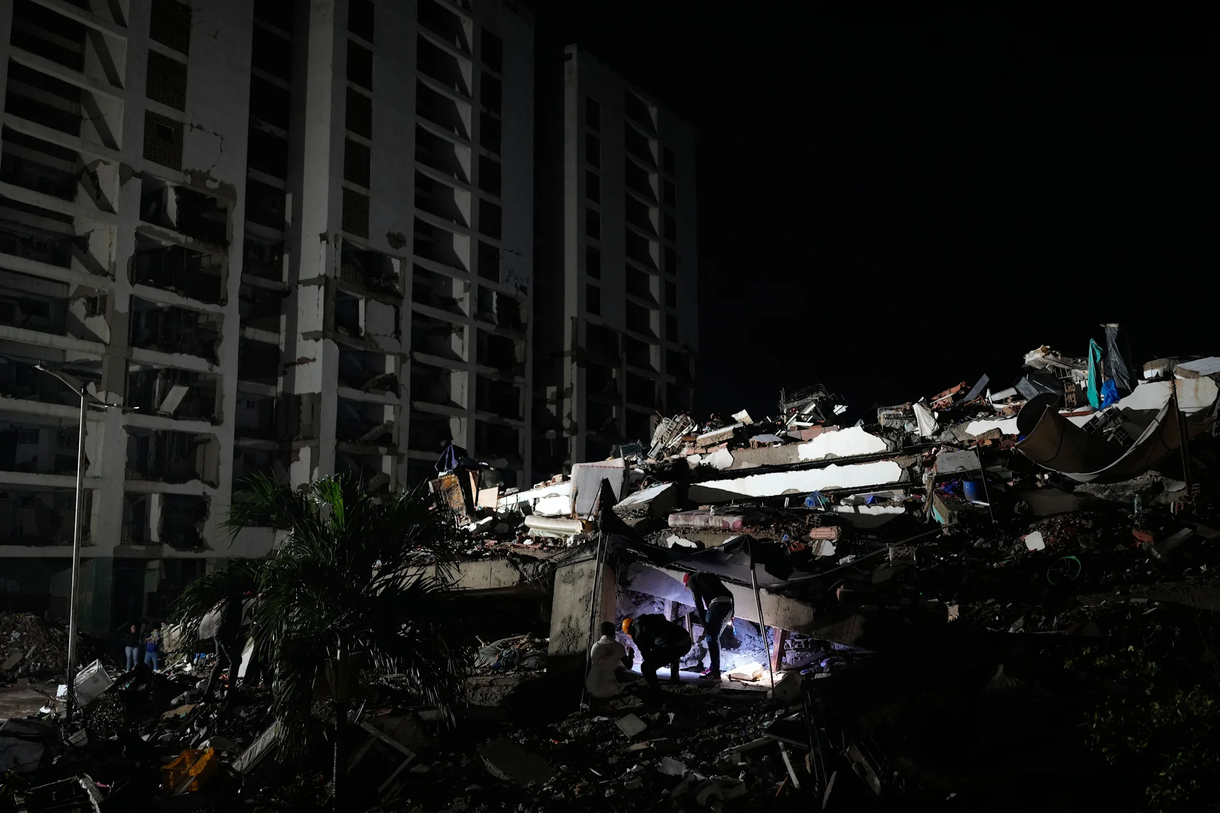Entre escombros y desesperación, familias de La Guaira acusan al gobierno venezolano de abandono