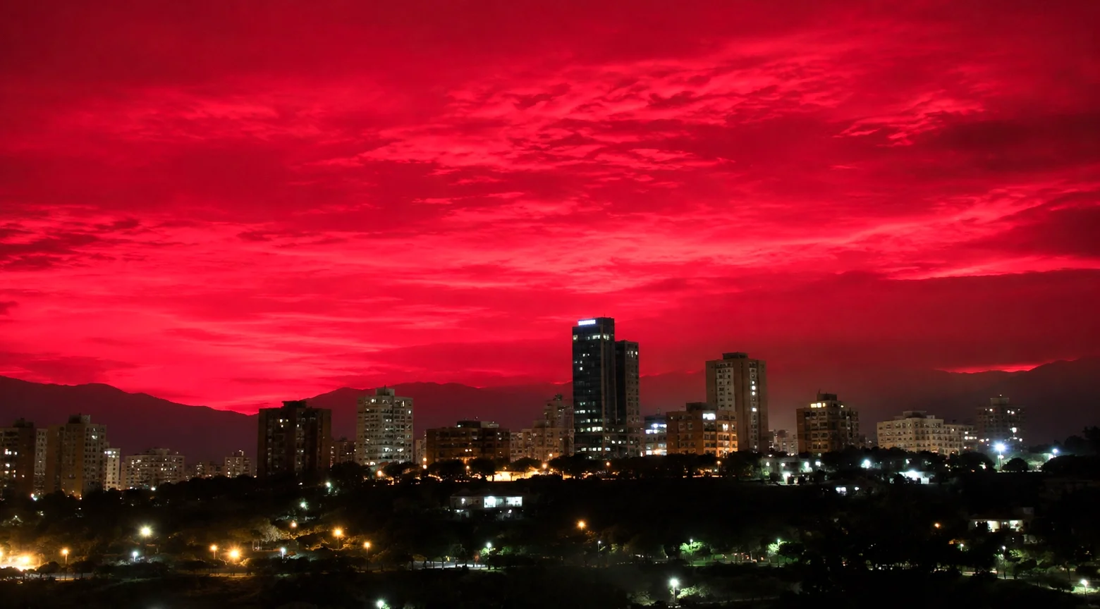 A una semana de los terremotos, un fenómeno inusual tiñó de rojo intenso el cielo de Caracas