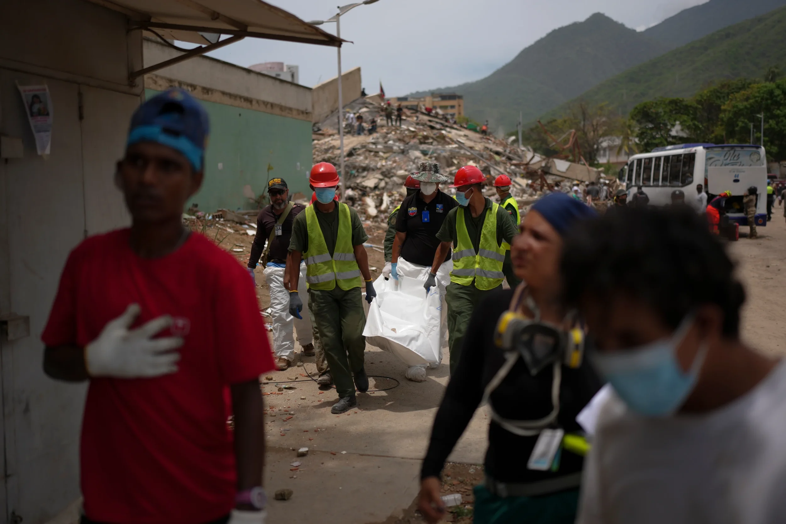 Apuran identificación de cuerpos mientras aumentan las muertes en Venezuela tras los sismos