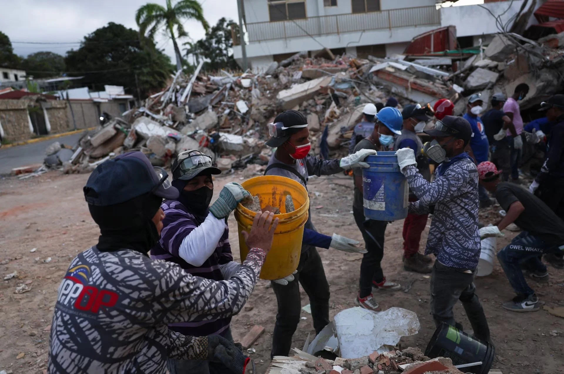 Reuters: Mientras aumenta el número de muertos en Venezuela, un superviviente relata sus días bajo los escombros