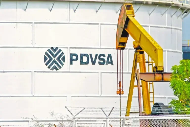 Venezuela pone fin a control de PDVSA en industria petrolera