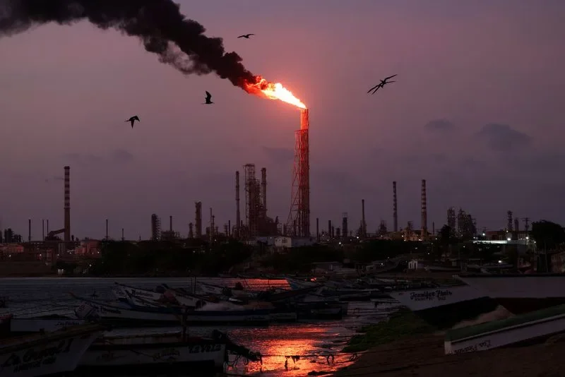 "Feas y oxidadas": Refinerías de Venezuela quedan como reliquias difíciles de revivir