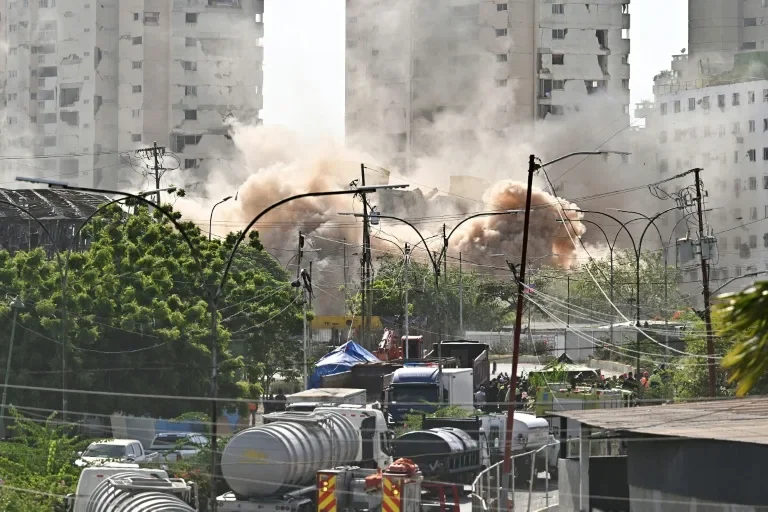 Reanudan la recuperación de cuerpos en un edificio dinamitado tras los terremotos en Venezuela