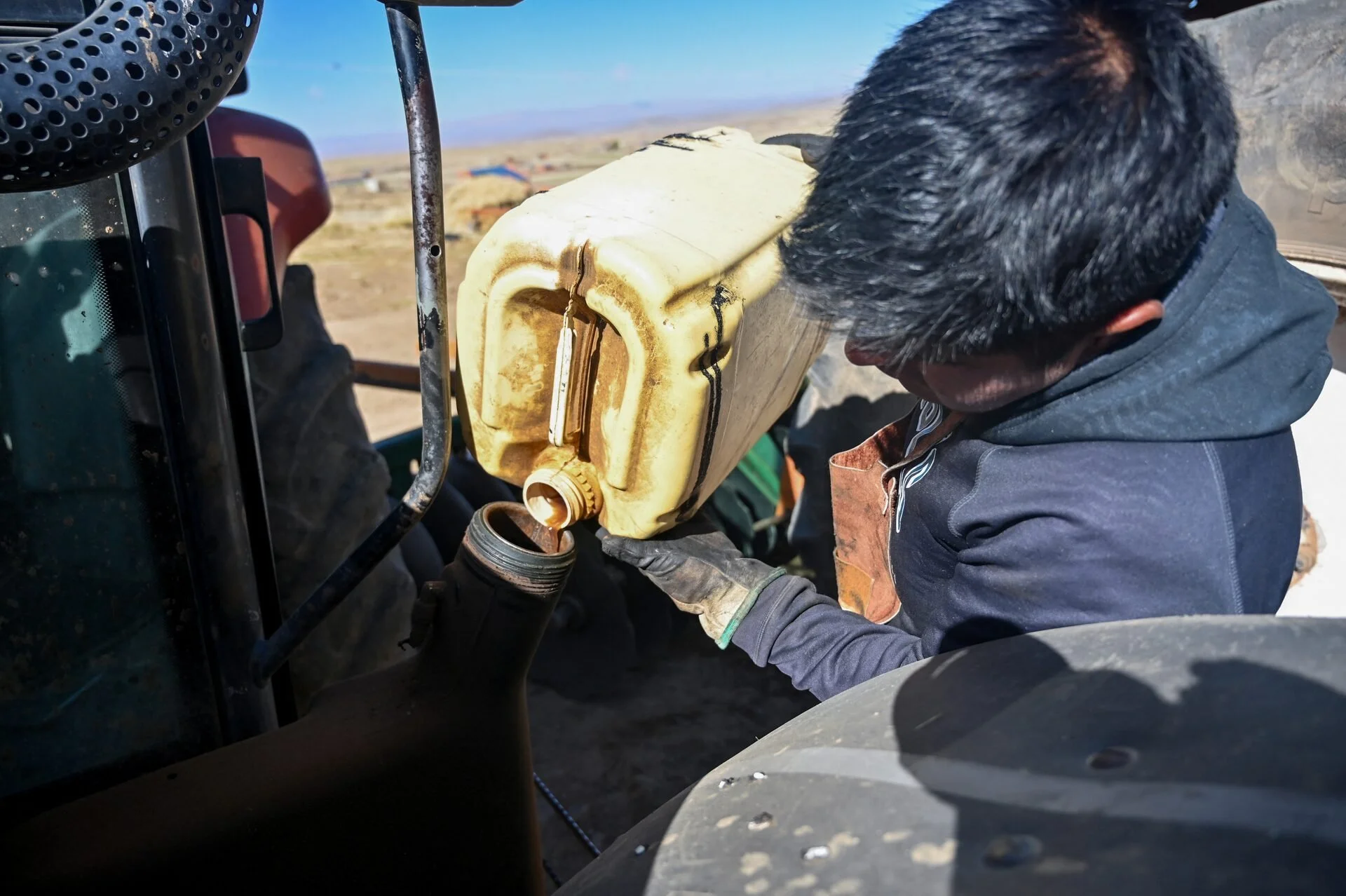 Ante el alza vertiginosa de los precios del diésel, un agricultor boliviano transforma la basura en combustible para su tractor