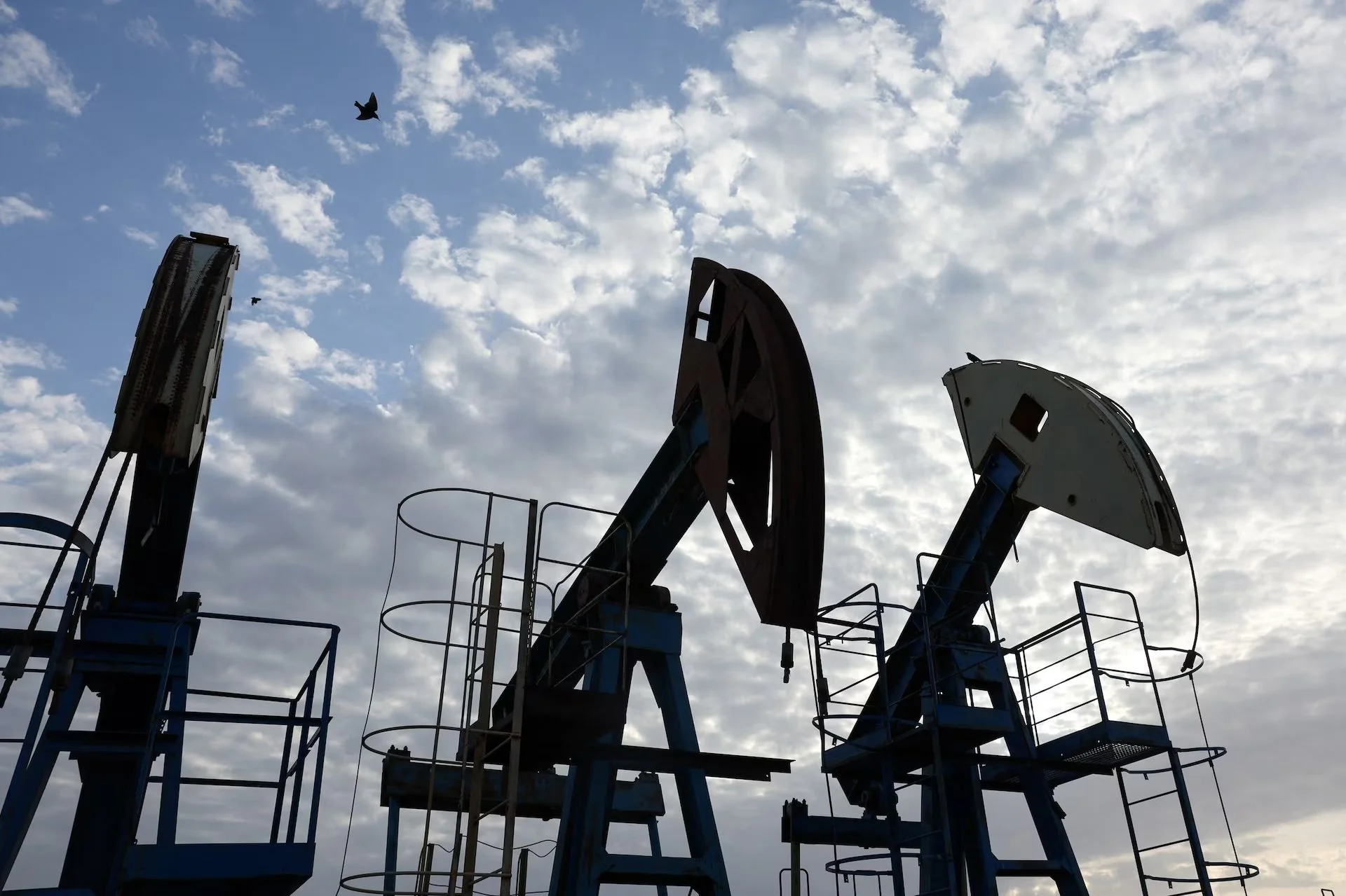 El petróleo retrocede desde su máximo de cinco meses mientras el tránsito de Ormuz acapara la atención