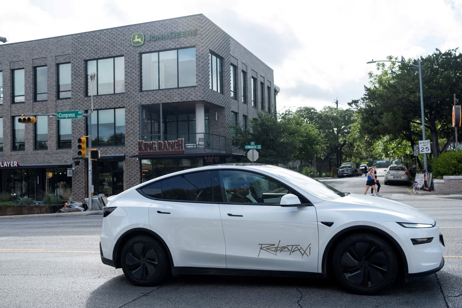 Tesla lanza robotaxis sin supervisión en Austin — El Mercurio Web ...