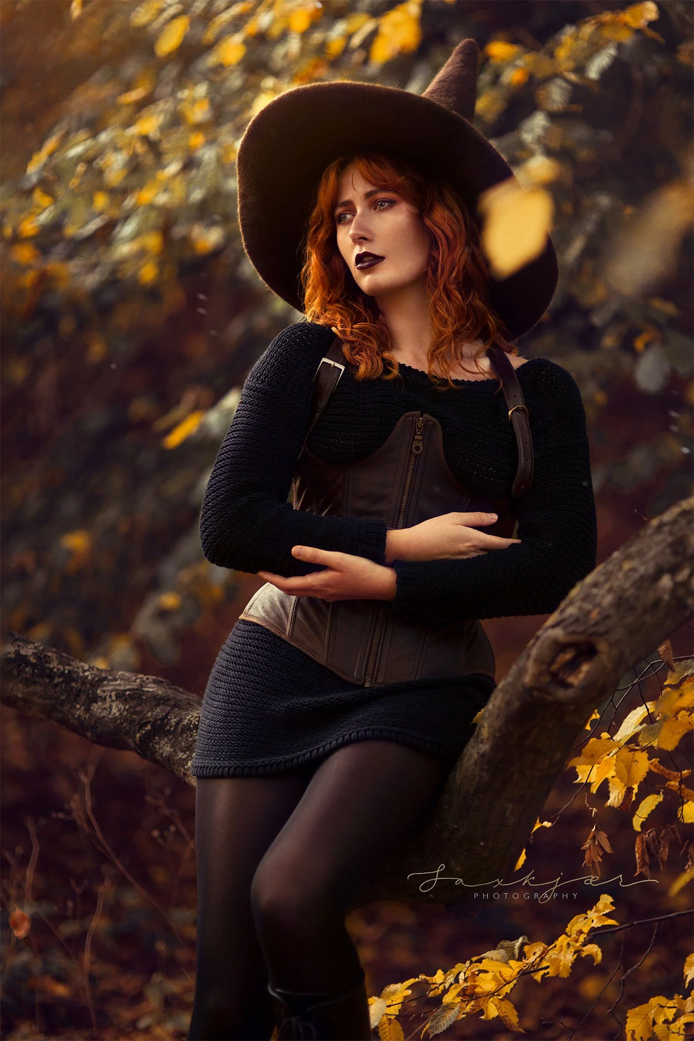 Autumn_Witch_Halfbody.jpg