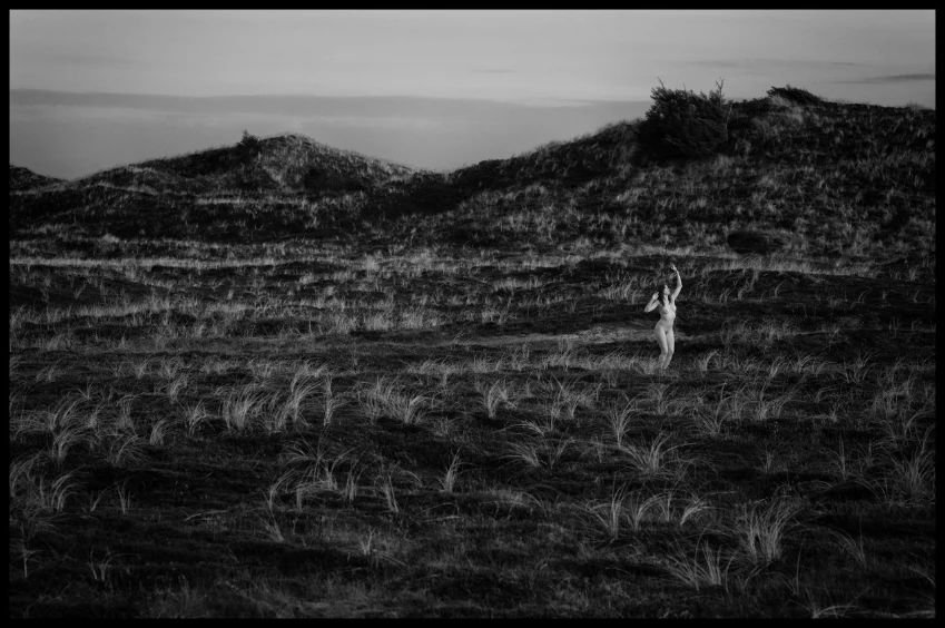 Looking forward to do location shoots again, the weather starts to look good!
From a trip to the northern part of Denmark with @techquilaphoto 

#nordjylland #danishsummer #locationshoot #artmodel #landscapephotography #bwphotography