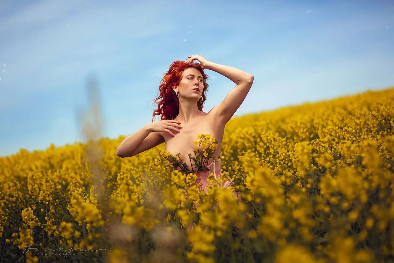 The rapeseed fields have started blooming, so sharing a picture from last year, shot by the amazingly talented @saxkjaer_photography

Who would have thought that it would take me 11 years of modeling before my first time shooting in a rapeseed field?