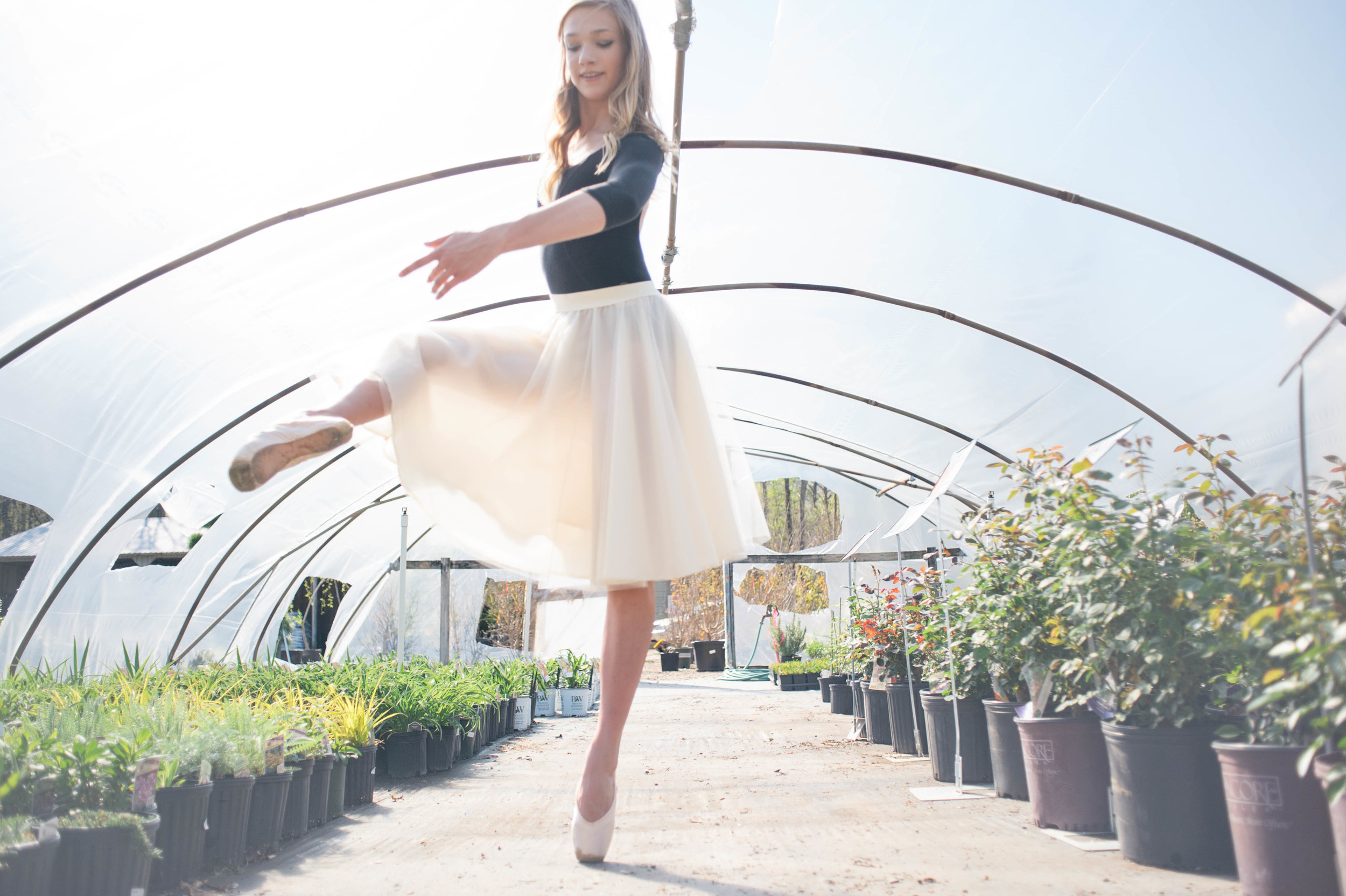 the-greenery-alabama-senior-session-in-greenhouse-ballerina-asheville-senior-photographer