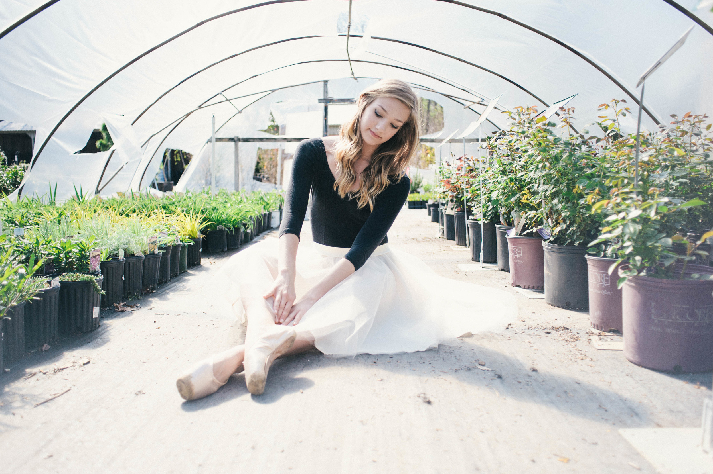 the-greenery-alabama-senior-session-in-greenhouse-ballerina-asheville-senior-photographer