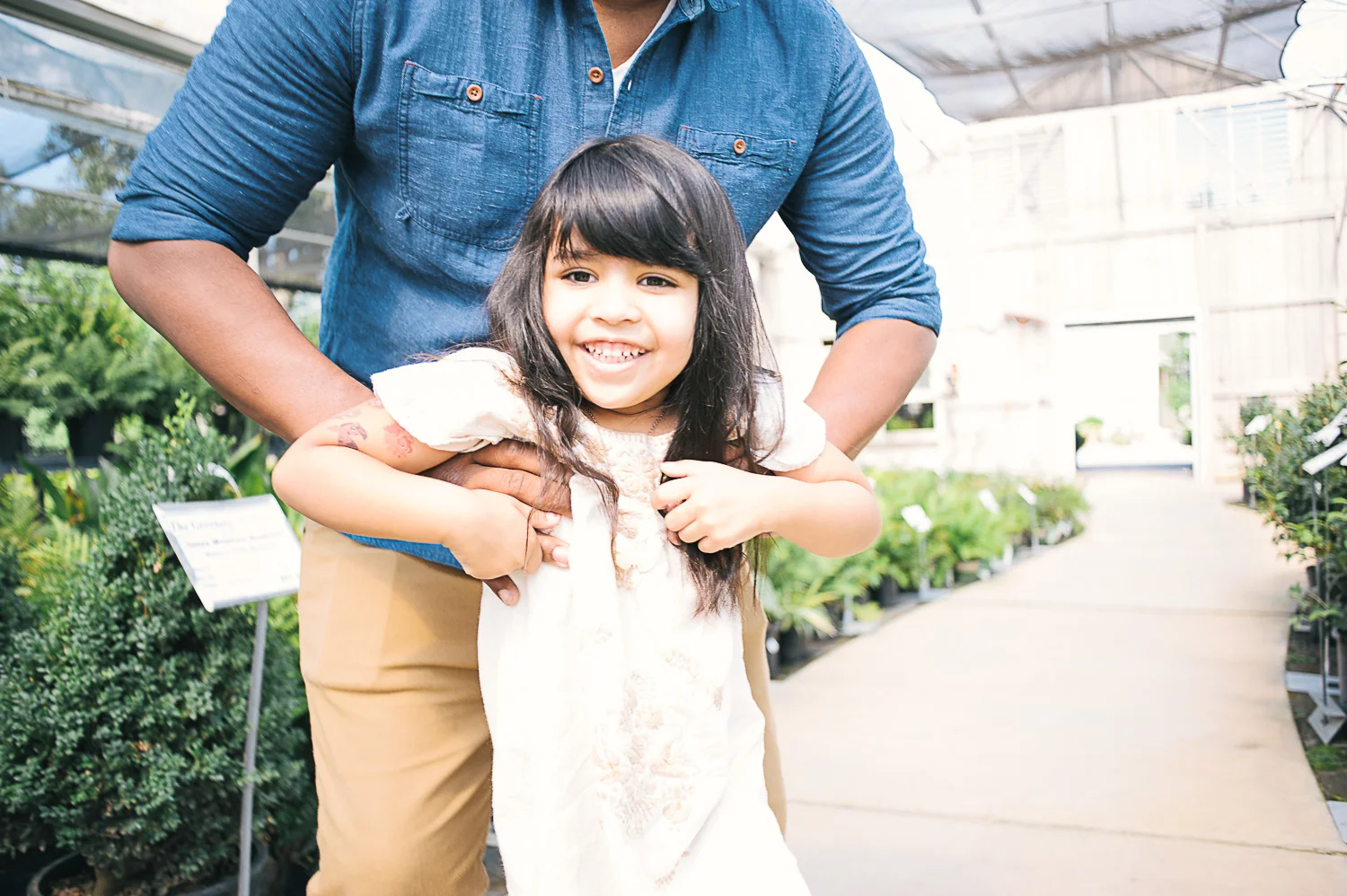 savannah-family-photographer-family-photographer-in-savannah-georgia-hazel-and-scout-m-mewsom-photography-family-photos-in-a-greenhouse-