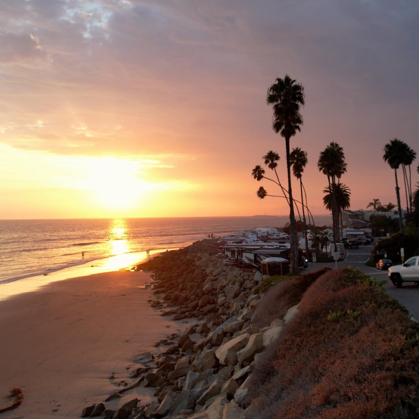 Sunsets on the best coast 🌴☀️
&bull;
&bull;
&bull;
&bull;
&bull;
#sunset #california #estcalifornia #ventura #hobsonbeach #californialiving #californialove #californiaroadtrip #sunsetphotography #sunsetbeach