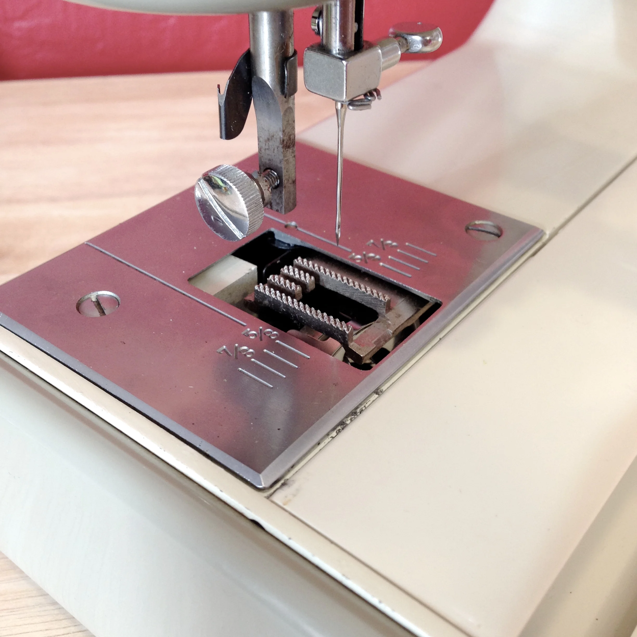 Kenmore zigzag 3 piece feeder (split back). Saw tooth.