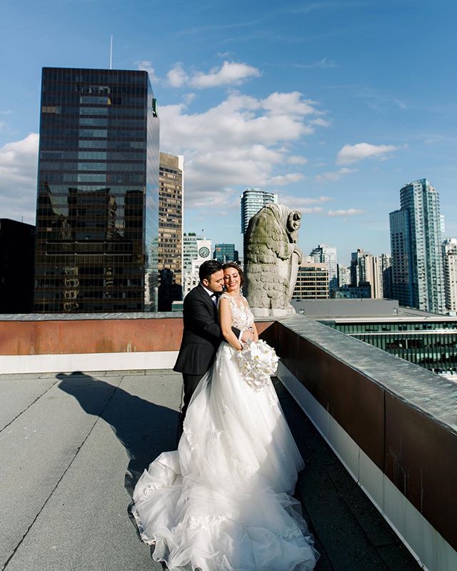 Just the two of you, on the top of the world! Love having an opportunity to steal the bride and groom away for a private moment on their wedding day... Sharing more from this fabulous @wedluxe featured Persian wedding in my story today. .
.
.
#persia