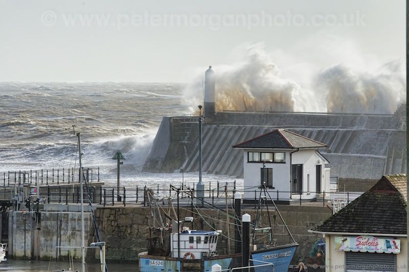 Storm Porthcawl Harbour 20140208_143.jpg