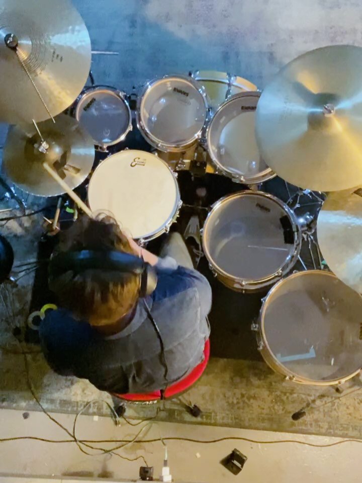 Dance on a volcano - Genesis (1976), my favourite drum sound ever. Tried to recreate it two years ago in these clips; need to have another go at this.

#TrickOfTheTail #Genesis #DanceOnAVolcano #gretschDrums #Drumcover #ProgRock #70sRock #drumlife