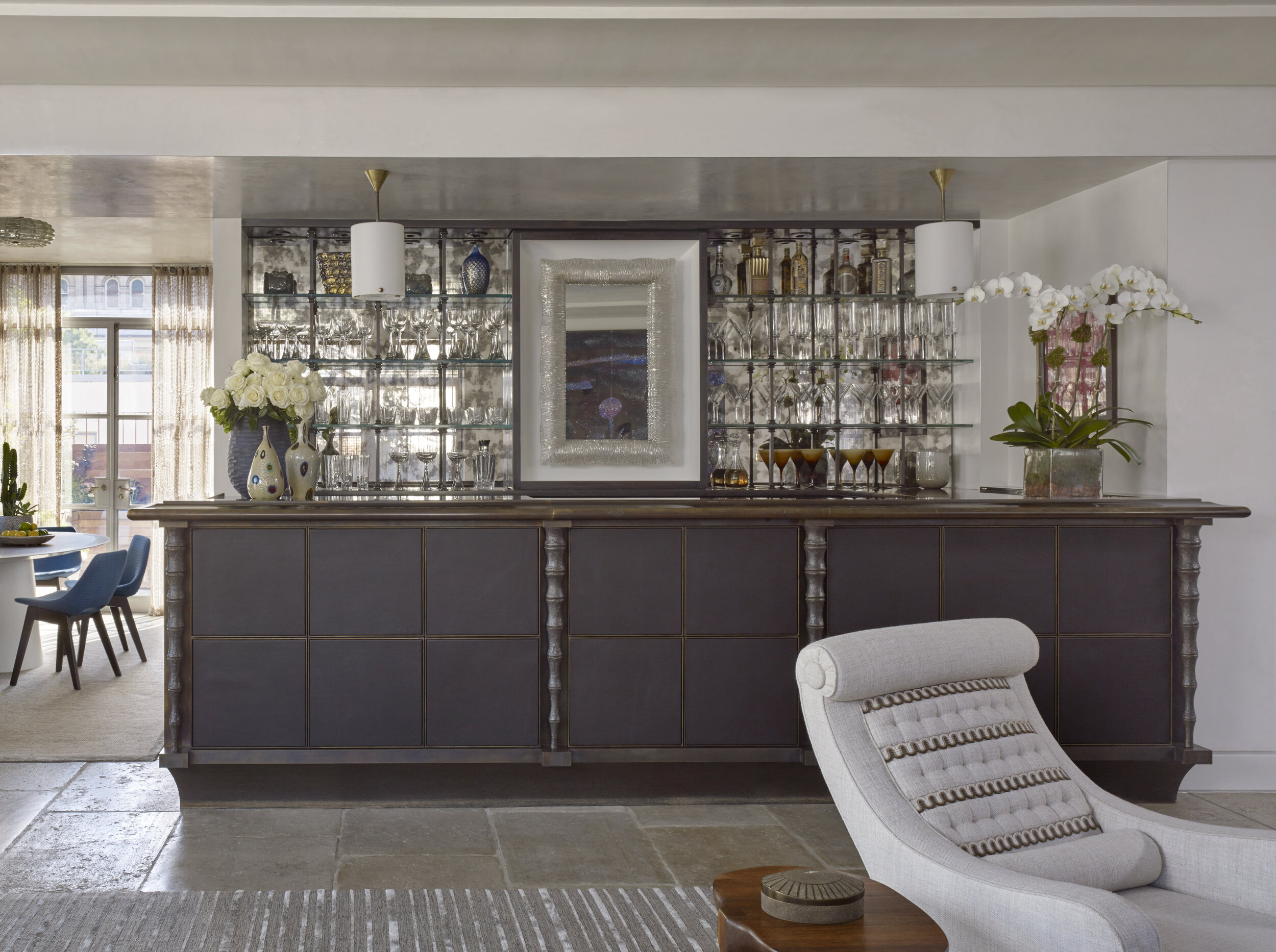 LUXE_121 W21_Living Room_Bar_photo Peter Murdock.jpg