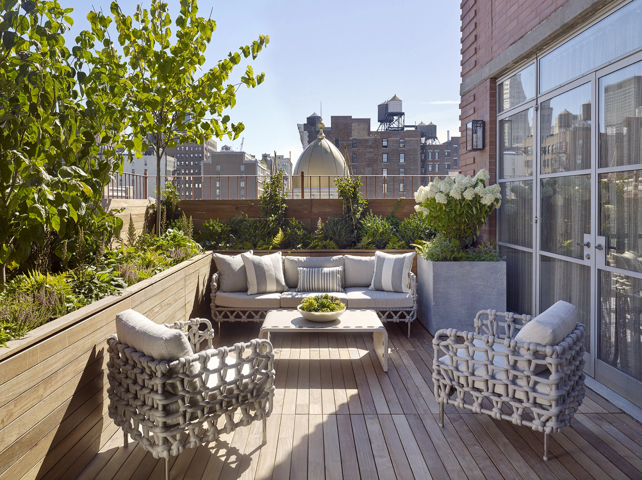 LUXE_121 W21_Patio 1_photo Peter Murdock.jpg