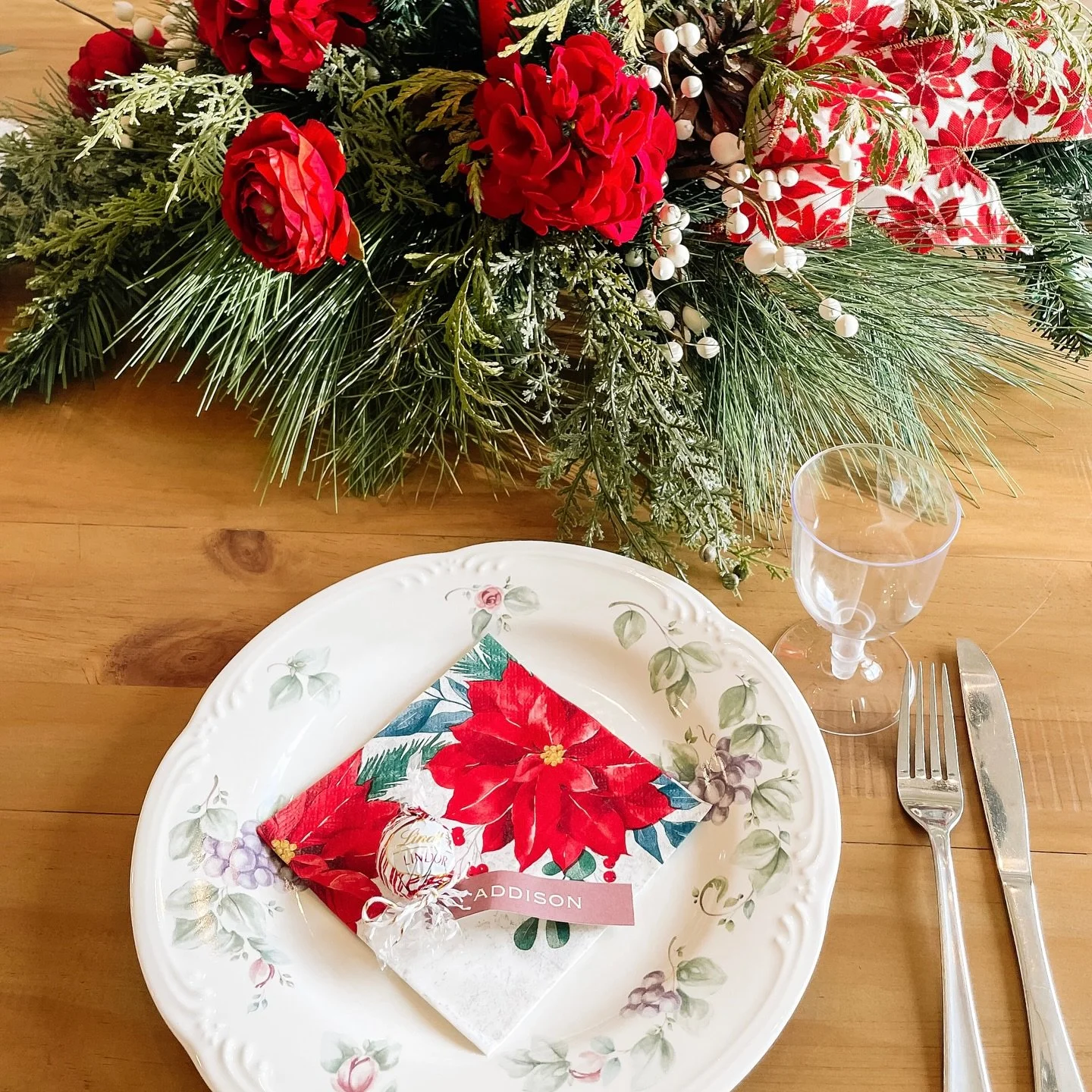 All setup for Christmas dinner with the family and I had to include a tiny plastic goblet for the grandbabe ❤️🎄