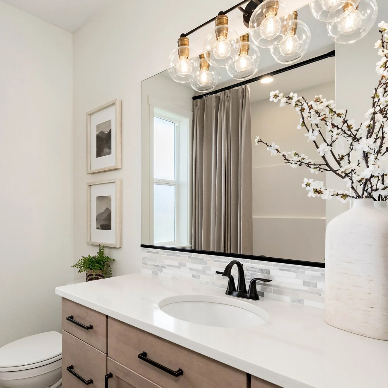 ✨Want to make a small bathroom feel bigger brighter and more beautiful? You don&rsquo;t need a full renovation! 

Sometimes the smallest decorating changes makes the biggest difference. From hanging long curtain panels close to the ceiling to choosin