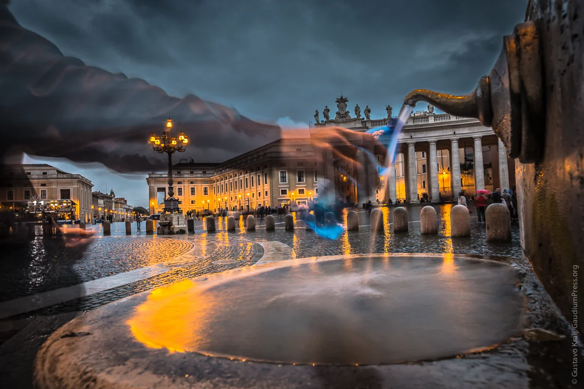 Roma :un peregrino bebe de la fuente en la Plaza San Pedro Foto: Gustavo Kralj/Gaudiumpress