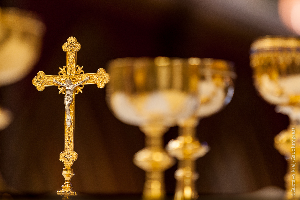 Basilica de los Heraldos, Brasil: Cruz y cálices en el altar. Foto: Gustavo Kralj/Gaudiumpress