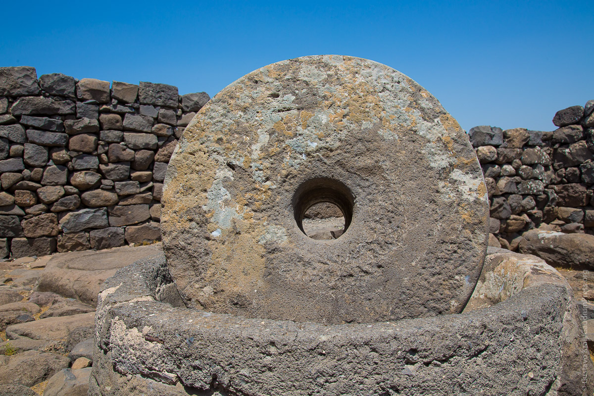 Corozain, Tierra santa: Piedra de molino. Foto: Gustavo Kralj/Gaudiumpress