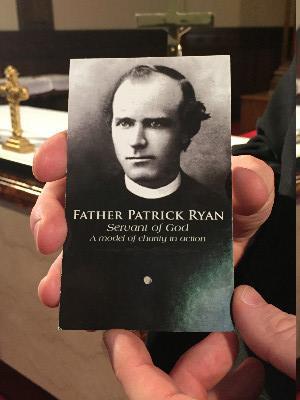 Estampa de oración con una reliquia empleada para pedir favores por intercesión del ahora Siervo de Dios P. patrick Ryan. Foto: Diócesis de Knoxville.