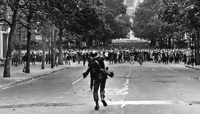 Un policía antidisturbios enfrenta a los manifestantes en el Boulevard Saint-Germai. Según algunos espíritus optimistas, las ideas de Mayo del 68 no alcanzarían los objetivos reflejados en los eslóganes (Foto: Reproduccion)