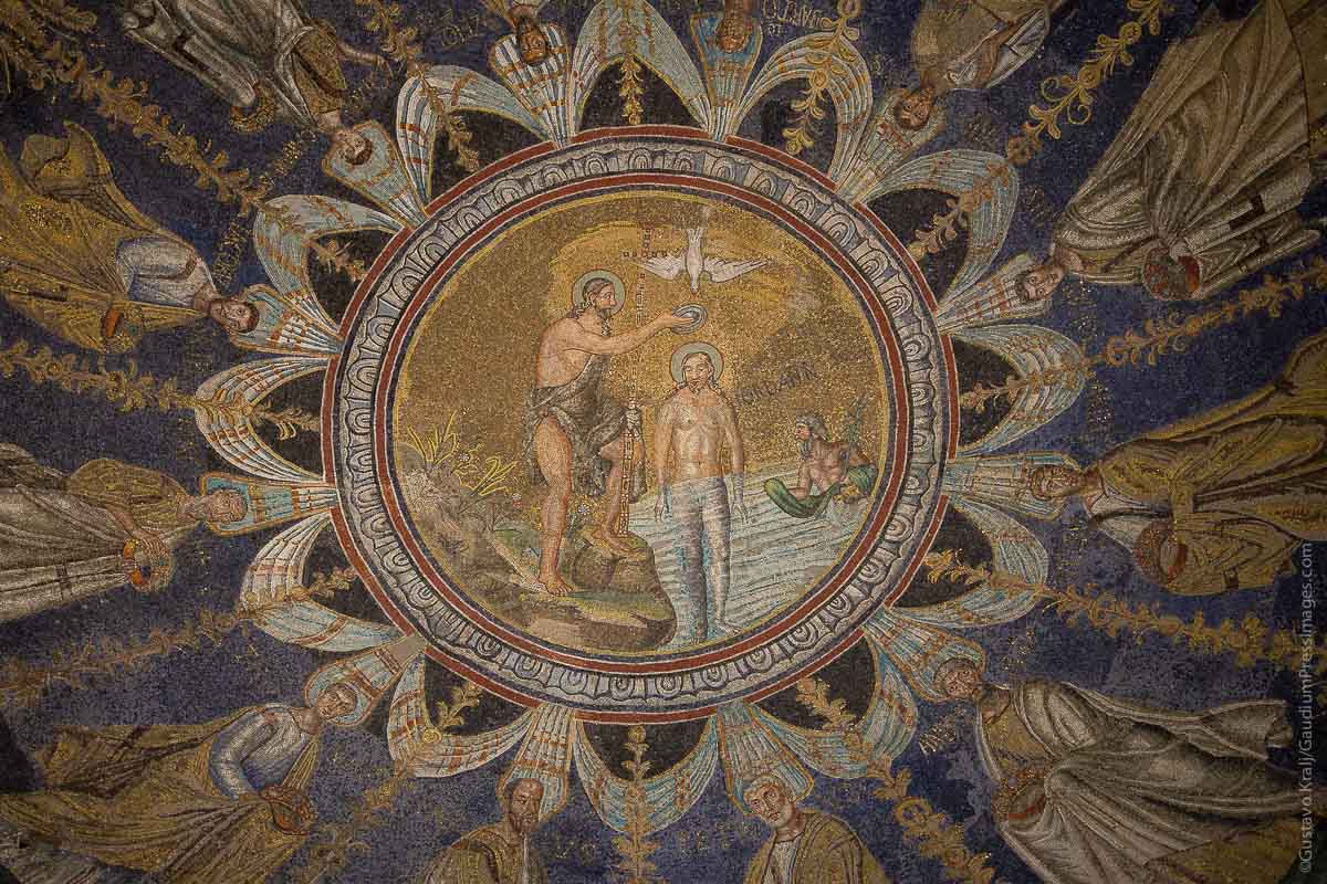 Ravenna, Italia: Jesus Bautizado. Mosaicos del siglo V. Foto: Gustavo Kralj/GaudiumpressImages.com