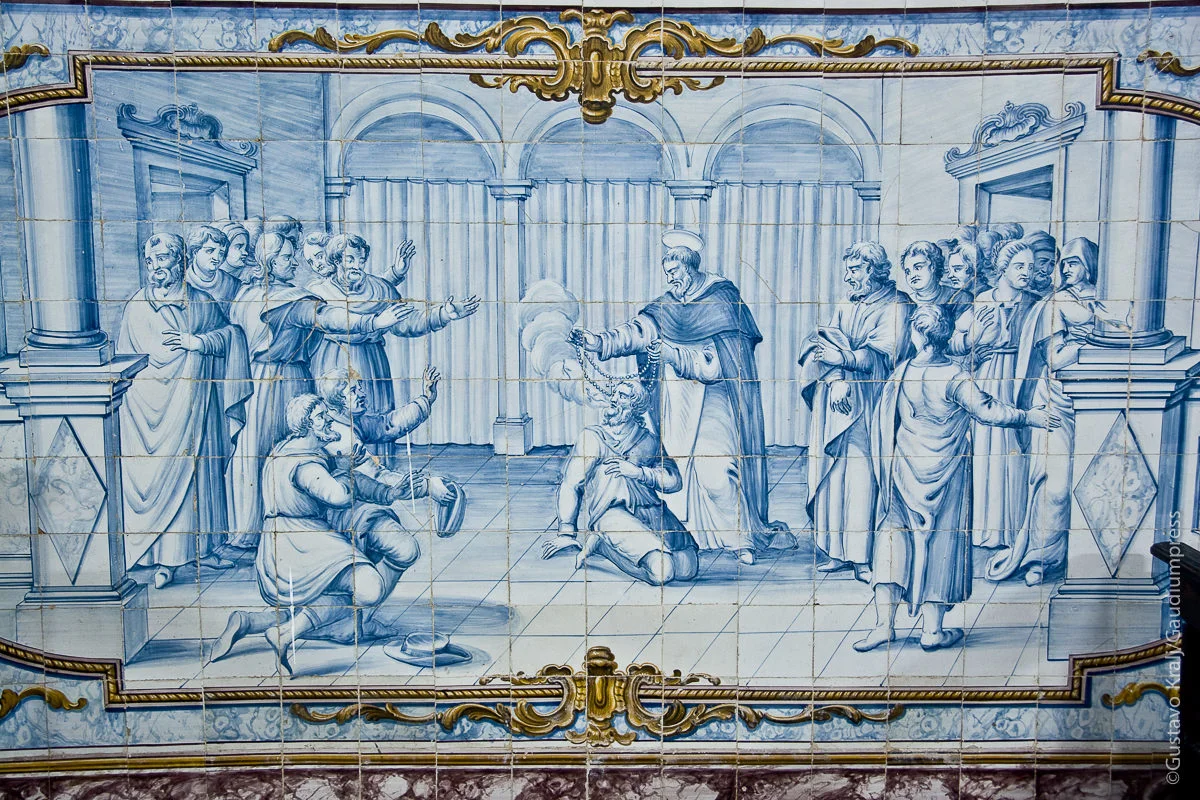Bahia, Brasil: Santo Domingo exorcisa usando el Rosario. Mosaico. Foto: Gustavo Kralj/GaudiumpressImages.com