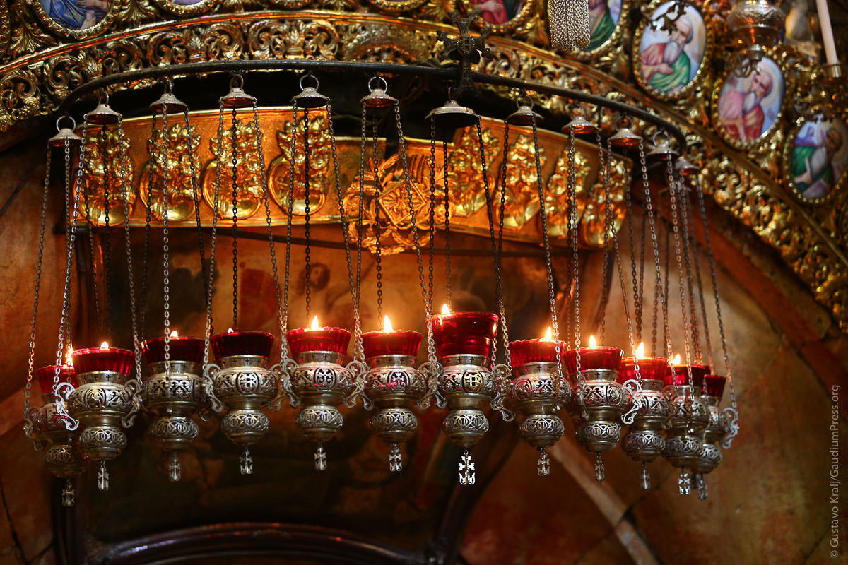 Lamparas de Aceite del Santo Sepulcro, Jesusalem. Foto: Gustavo Kralj/GaudiumpressImages.com