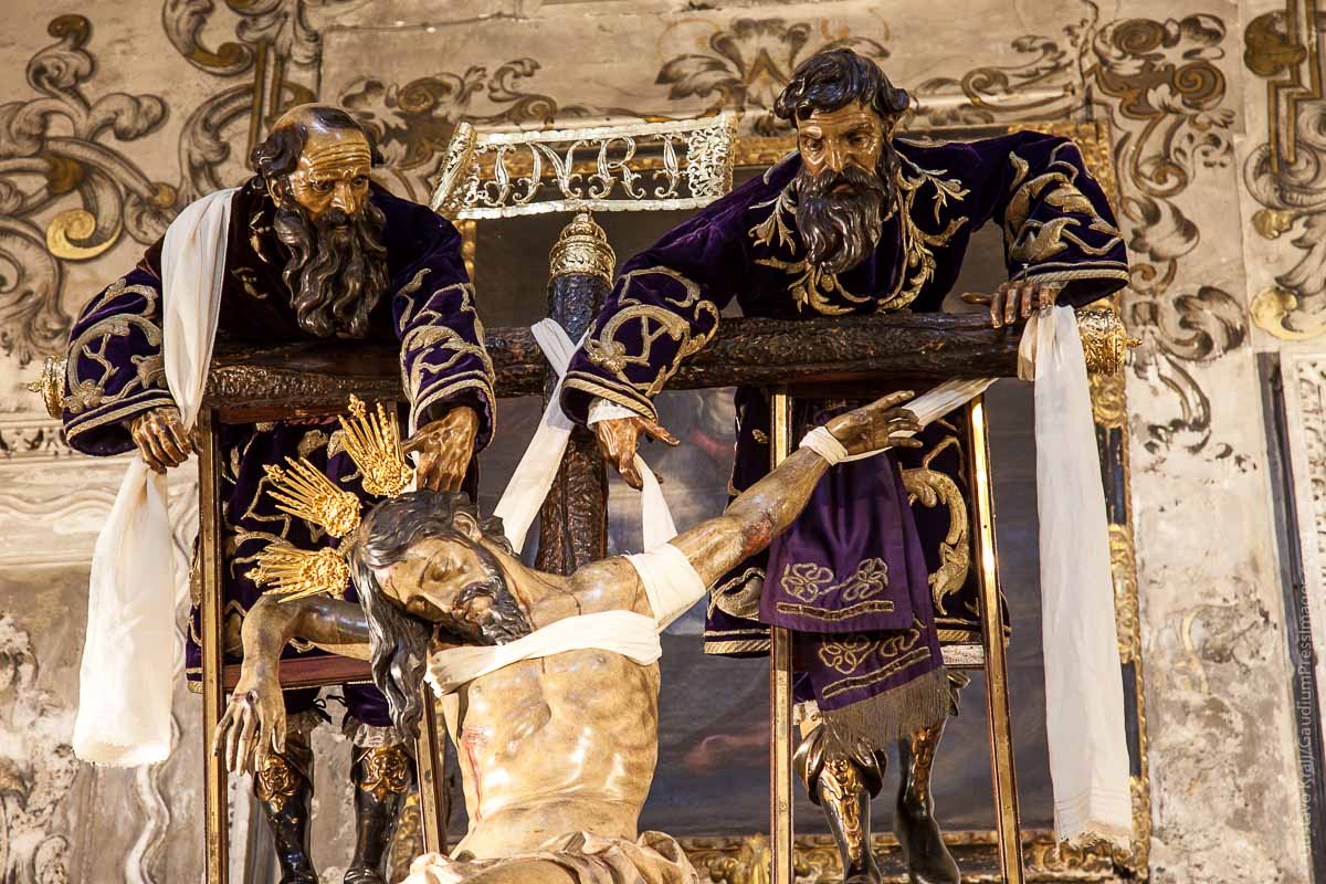 Sevilla, España: NIcodemo y José de Arimatea descienden el Cuerpo de Jesús. Foto: Gustavo Kralj/GaudiumpressImages.com