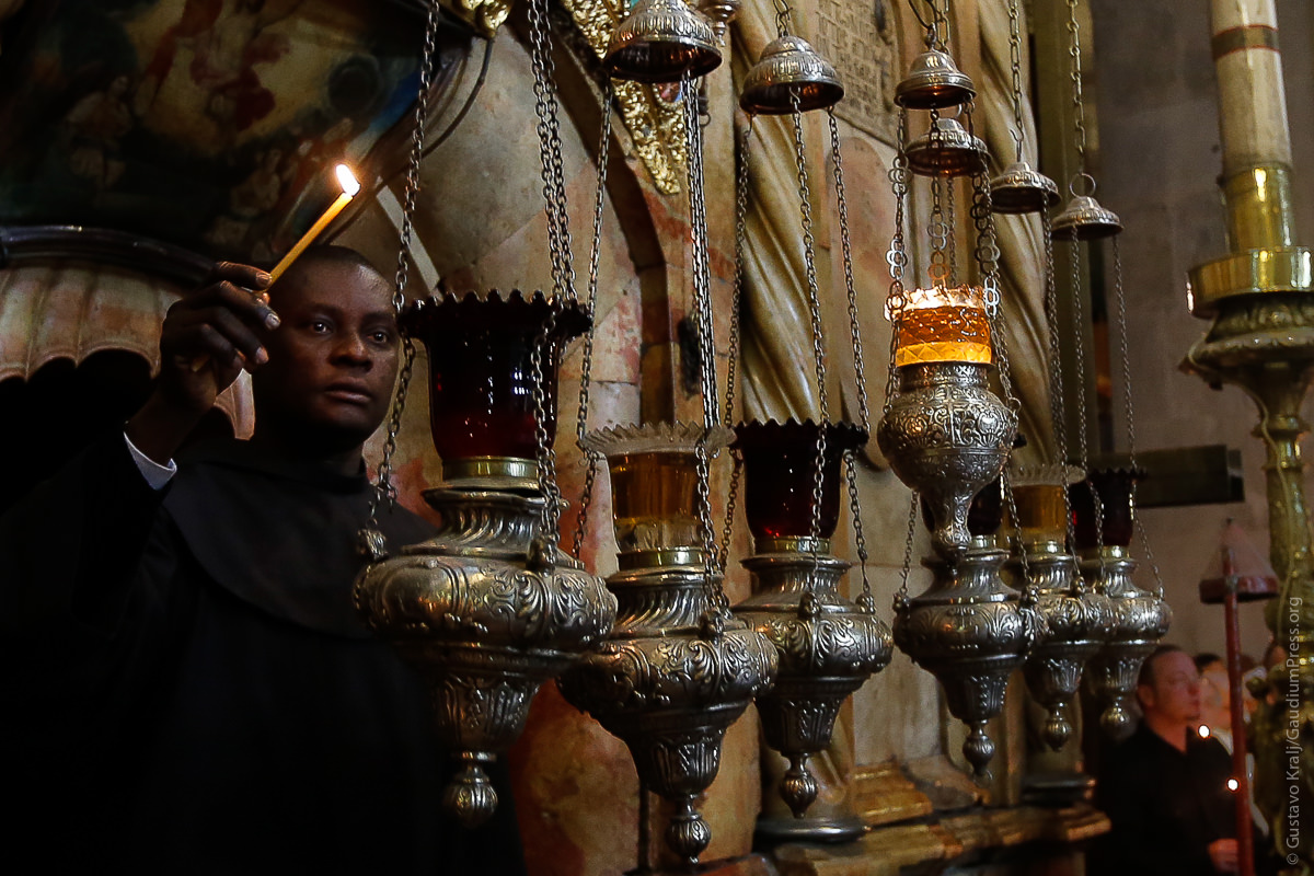 Jerusalem: un Franciscano mantiene las lamparas de aceite del Santo Sepulcro de Jesús. Foto: Gustavo Kralj/GaudiumpressImages.com