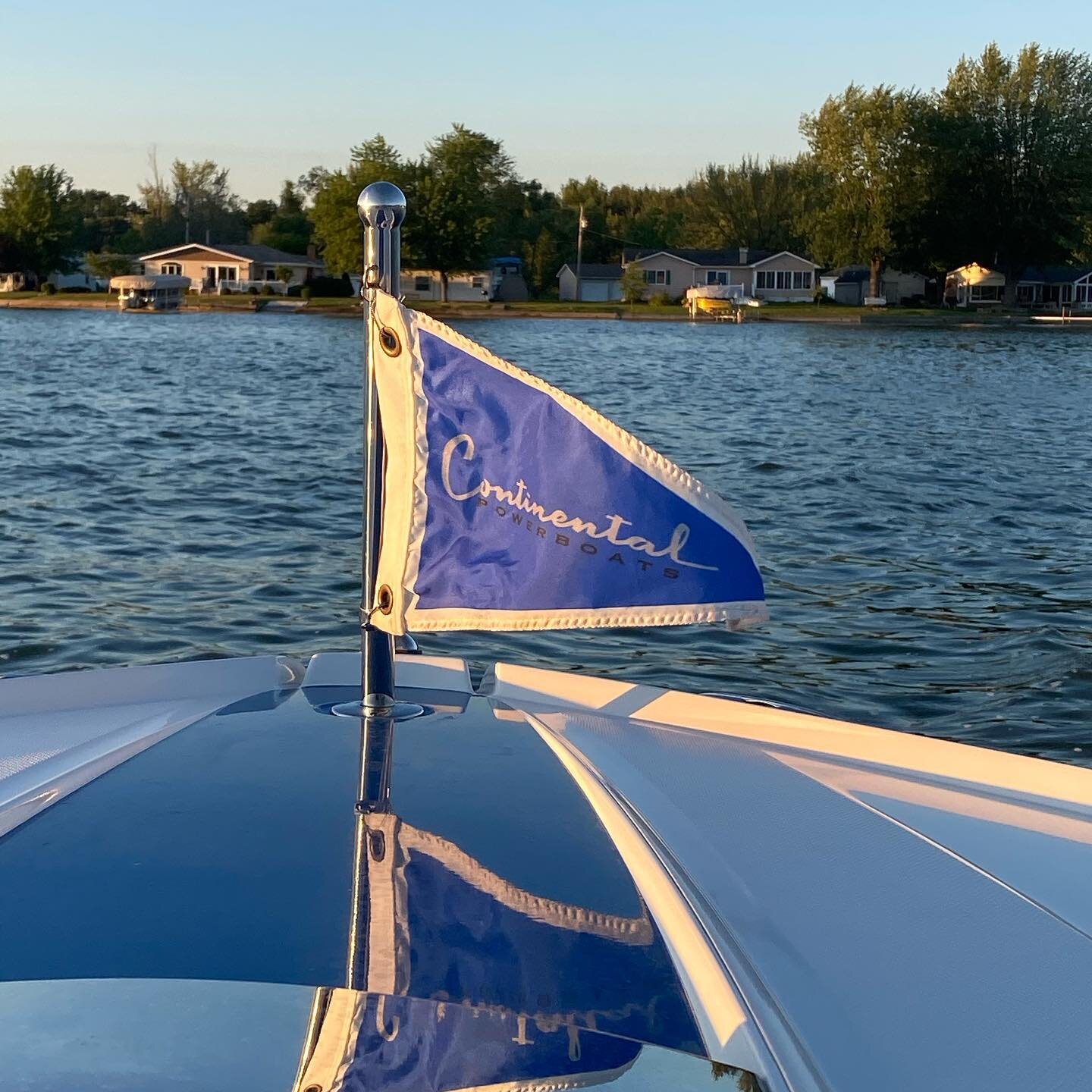 17- Optional bow burgee with magnetic holder.jpg