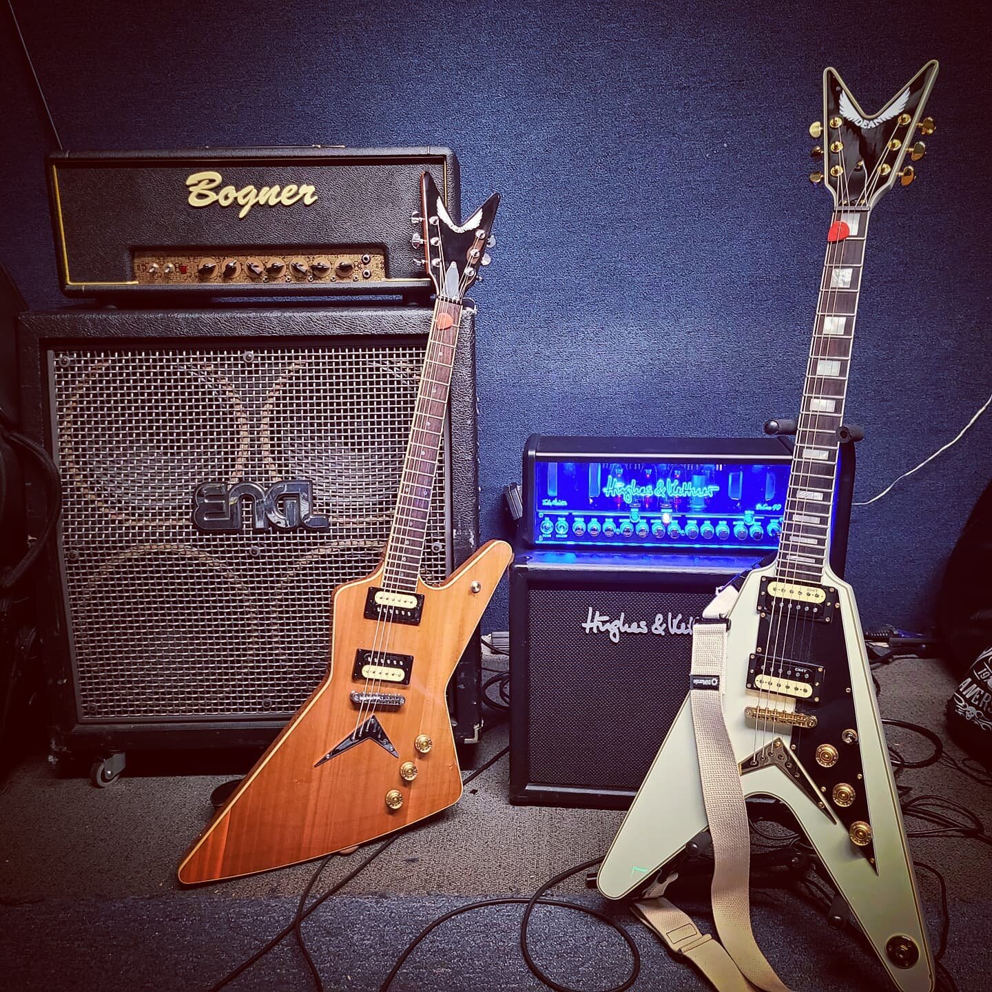 Dean V and Dean Z
.
.
.
#craveandwonder #arnoldschmidt #pointyguitars #metalguitar #deanguitars #deanv #deanz #christianmartucci #flyingv #explorer #megadeth #michaelschenker #diymusician #cdbaby #guitarsarebetter #guitarsofinstagram #hughesandkettne