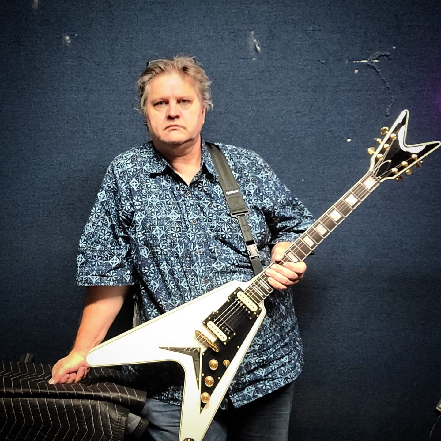 At rehearsal 
.
.
.
#craveandwonder #diymusician #arnoldschmidt #rehearsal #flyingv #deanguitars #deanv #christianmartucci #michaelschenker #shredguitar #metalguitar #pointyguitars #guitarsarebetter #guitarsofinstagram #getyourwings