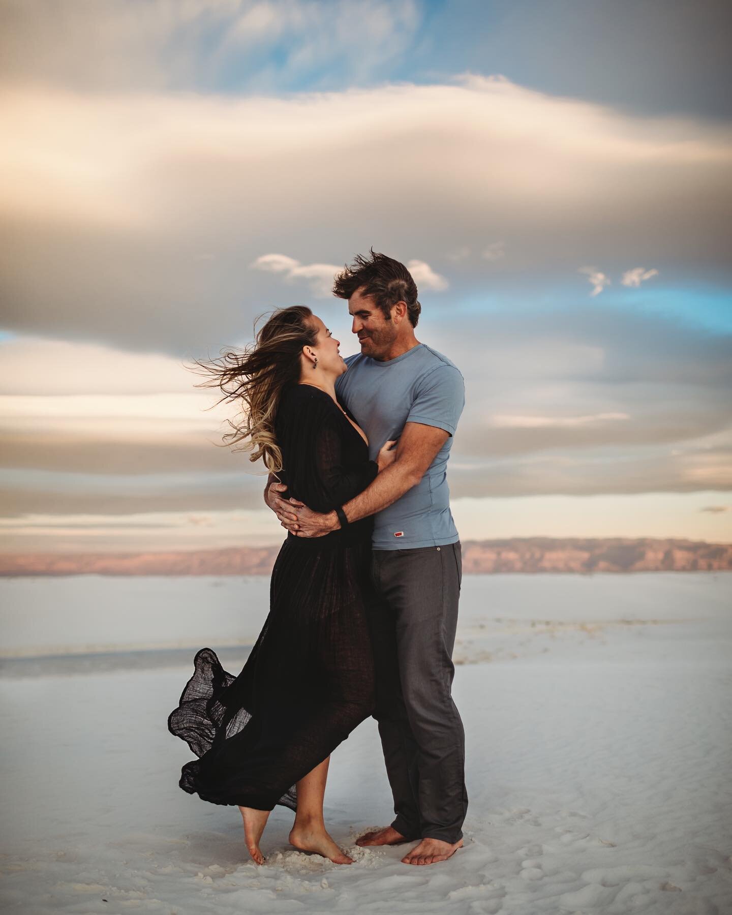 I always try to get mom and dad on their own! The sand was so cold and everyone was barefoot, so I held their baby while their little girl sat on my lap. Haha! Whatever it takes to get the shot! 

#whitesandsnationalpark #whitesandsphotographer #elpa